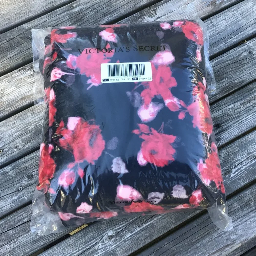 Victoria’s Secret Bold Black & Crimson Floral Sherpa Throw Blanket *RARE*